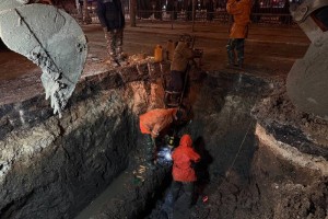 В Астрахани на лютом морозе коммунальщики ликвидируют серьезную аварию