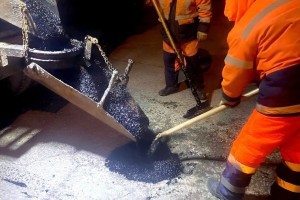 В Астрахани проводят ямочный ремонт дорог