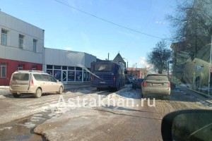 В Астрахани одна из оживленных дорог перекрыта из-за коммунальной аварии