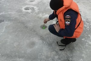 Спасатели запрещают ходить астраханцам даже по толстому льду