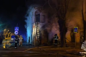 Этой ночью на пожаре в центре Астрахани спасли двух человек
