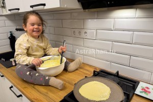 Масленица: печем блины вместе с детьми