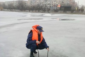 Астраханцев предупреждают: лед на каналах хоть и толстый, но очень опасный