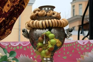 Астраханцы съели больше 2 тысяч блинов на площади Ленина