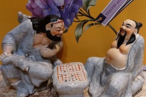 В Астрахани нашли антикварную китайскую вазу за 45 тысяч и кое-что еще