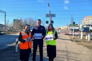 Астраханским водителям напомнили о правилах пересечения железнодорожных переездов