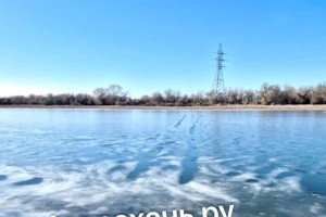 Астраханцы пересекают тающий лед на реках на автомобилях, рискуя жизнью