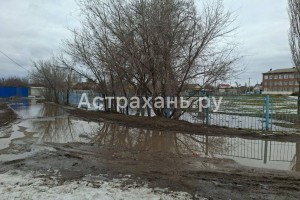 «Школа на болоте»: астраханские школьники добираются до парт по колено в грязи