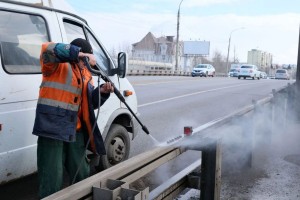 В Астрахани начали генеральную уборку дорог и мостов
