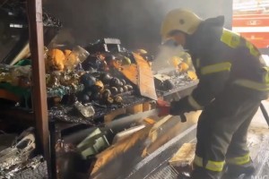 В Астрахани сгорела ярмарка на «тридцатке»