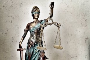 В Астраханской области двух бывших полицейских отправили в колонию за избиение мужчины