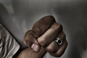 В Астрахани несовершеннолетний напал на ребенка и отобрал деньги