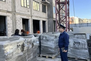 В Астрахани мужчина упал с 19 этажа строящегося дома