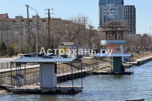 Астрахань теряет лицо: красивую набережную захватывают плавучие киоски «как в 90‑х»