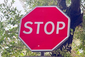 В Астрахани на всю ночь ограничат проезд через важный ж/д переезд