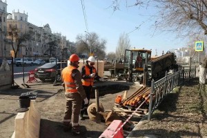 В центре Астрахани переносят трубы из-под дороги в пешеходную зону
