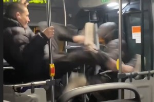 В Астрахани жестокая драка двух парней в автобусе дошла до полиции