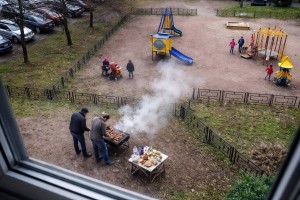 Астраханцев пугают крупными штрафами за жарку шашлыка на детской площадке