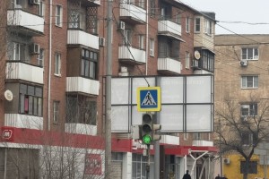 В Ленинском районе Астрахани обнаружили нелегальные билборды с рекламой ЖК и торговых сетей