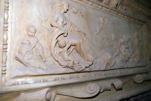 Под потолком Дома Радио нашли барельеф — портрет архитекторов здания