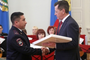 Губернатор Астраханской области наградил полицейских за спасение людей на пожарах