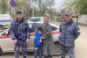 В Астрахани сотрудники Росгвардии помогли матери найти потерявшегося ребенка