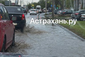 Текли крыши и проваливались машины: какие неприятные сюрпризы в Астрахани принес дождь