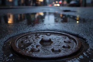 Россиянам рассказали, как не надо бороться с лужами на дорогах