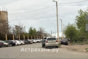 Хаос у Кировской больницы: астраханцы игнорируют ПДД ради «удобной» парковки