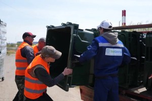 В Астраханской области устанавливают новые мусорные евроконтейнеры