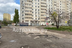 В Астрахани новый асфальт закончился там, где начинаются дворы