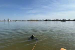 В Астраханской области водолазы продолжают искать пропавших рыбаков