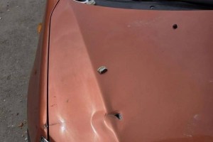 В Астрахани облицовка новостройки рухнула на машину