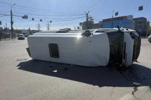 В Астрахани маршрутка с пассажирами попала в аварию и перевернулась