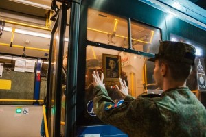 По улицам Астрахани поехали автобусы с портретами героев Победы