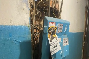 В Астрахани электрощит повис на проводах под напряжением: жильцы боятся трагедии