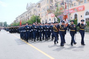 В Астрахани празднуют День Победы: парад, «Бессмертный полк» и вечерний концерт