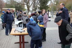 В Астрахани прошла акция «Мой папа – полицейский лётчик»