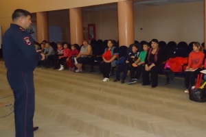 В Астраханской области сотрудники дорожной полиции провели профилактическую беседу в рамках акции «Пристегните самое дорогое»