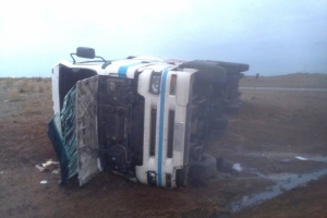 ГИБДД выясняет обстоятельства опрокидывания грузовика с автоцистерной на трассе "Астрахань - Махачкала"