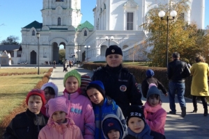 В Астрахани сотрудники Госавтоинспекции организовали экскурсию для детей по достопримечательностям города, посвященную Международному Дню ребенка