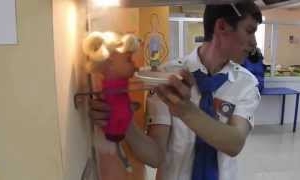 Астраханским школьникам показали куклу-курильщицу