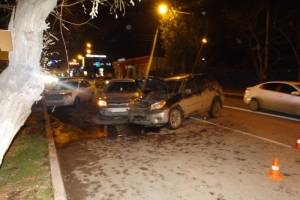 В Астрахани произошло лобовое столкновение трёх автомобилей