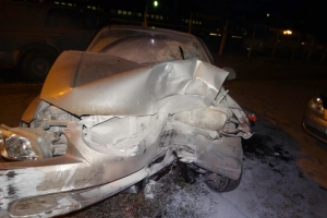 В Астрахани в результате наезда автомобиля на опору теплотрассы пострадали 2 человека