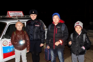 В Астраханской области школьники полицейские подарили школьникам световозращающие сувениры