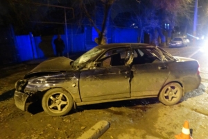 В Астрахани в результате столкновения автомобилей и наезда на дерево пострадали 2 человека