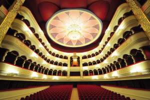 В Астраханском театре оперы и балета – любимый российский водевиль