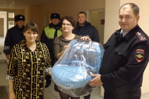 Сотрудники ГИБДД поздравили жительниц Астраханской области с Днём матери