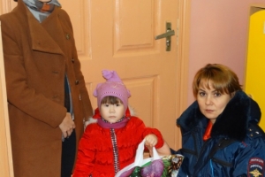 В Астраханской области сотрудники Госавтоинспекции навестили несколько малоимущих семей с маленькими детьми