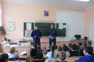 Черноярские спасатели рассказали ребятам о безопасности в зимний период